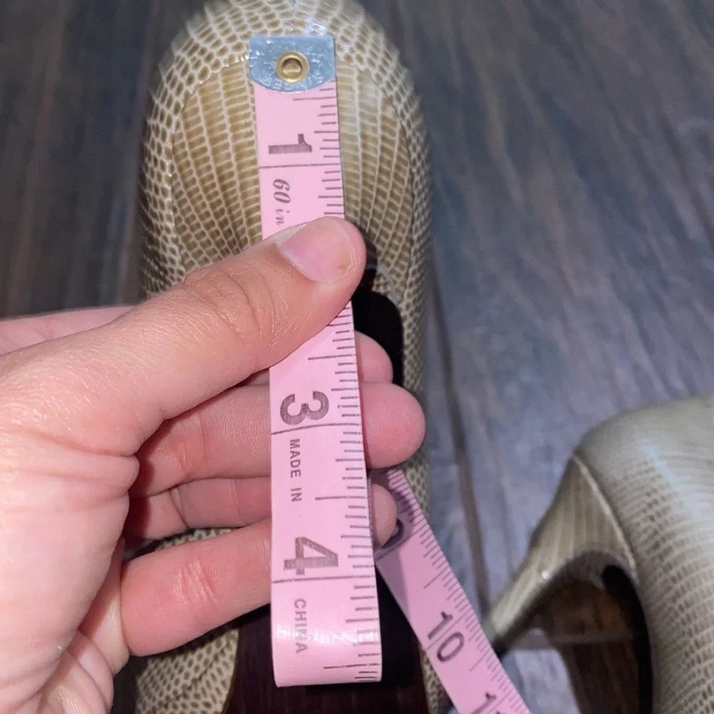 Stuart Weitzman snake embossed patent leather almost round toe pumps heels 8.5m